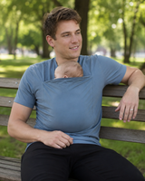 Bleu · Courte · T-shirt porte-bébé Nidou bleu, sur un banc