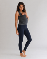 Bleu · Legging taille haute Nidou bleu marine porté par une maman