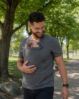 Gris · Courte · T-shirt porte-bébé Nidou gris, papa dans un parc