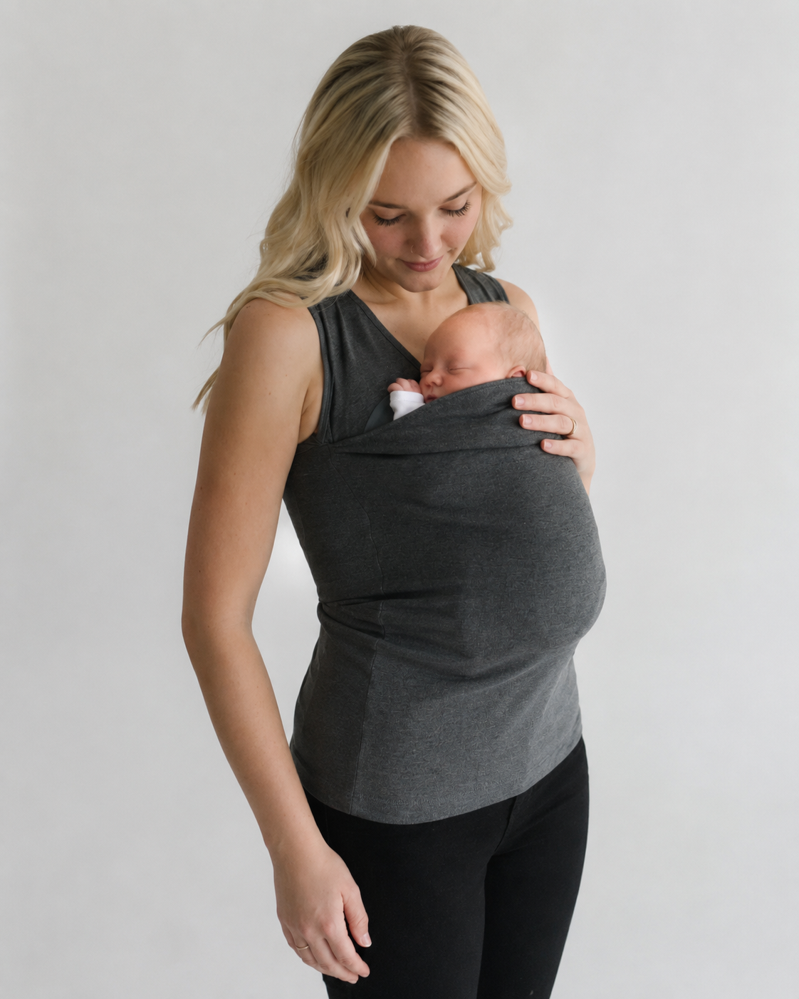 Gris · Top porte-bébé Nidou gris porté par une maman, vue studio