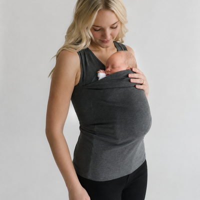 Gris · Maman portant son nouveau-né dans le top porte-bébé Nidou gris