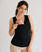 Noir · Maman portant son bébé dans le top porte-bébé Nidou noir
